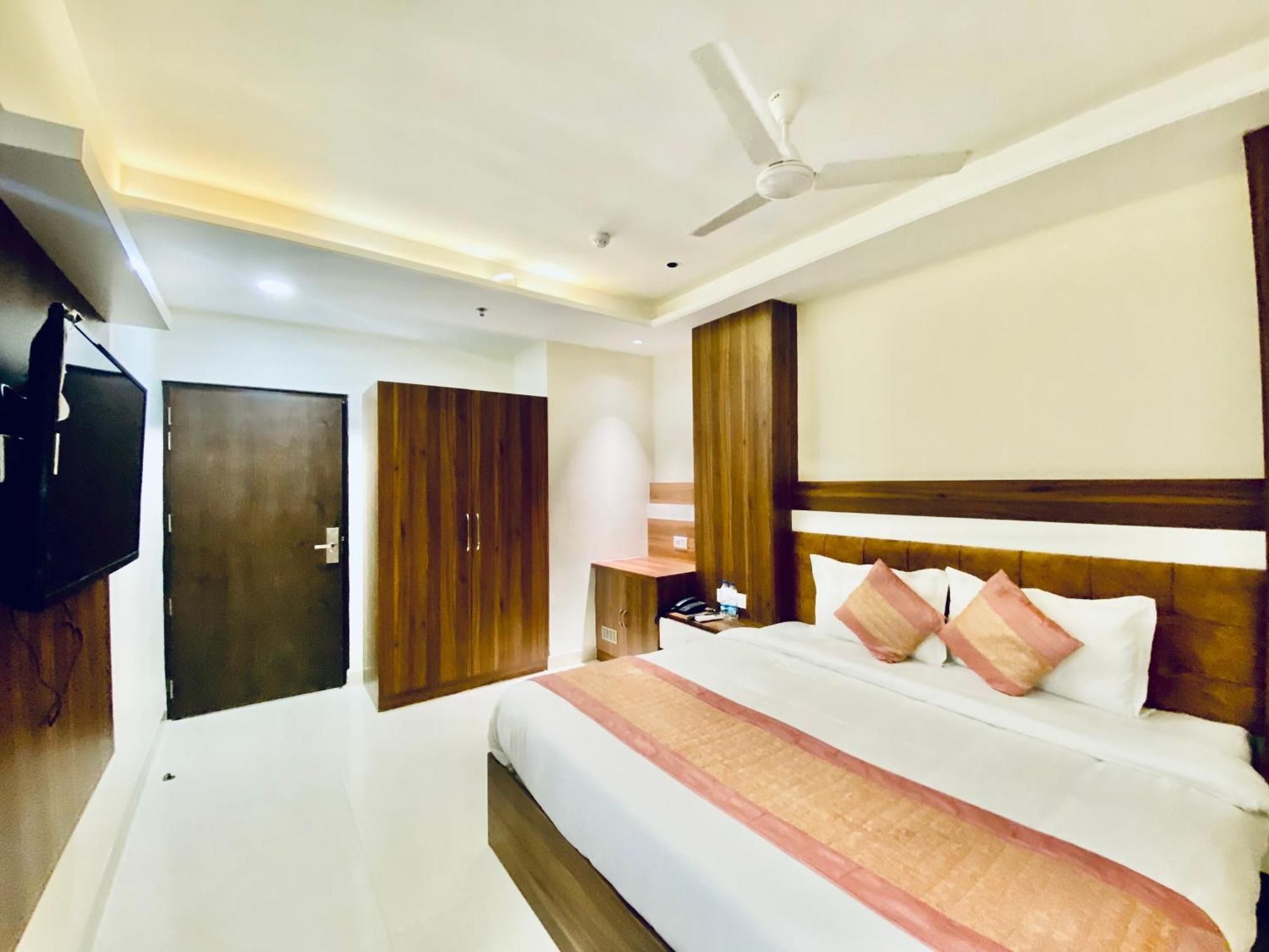 White And Restaurant Sultanwind Gate * Amritsar