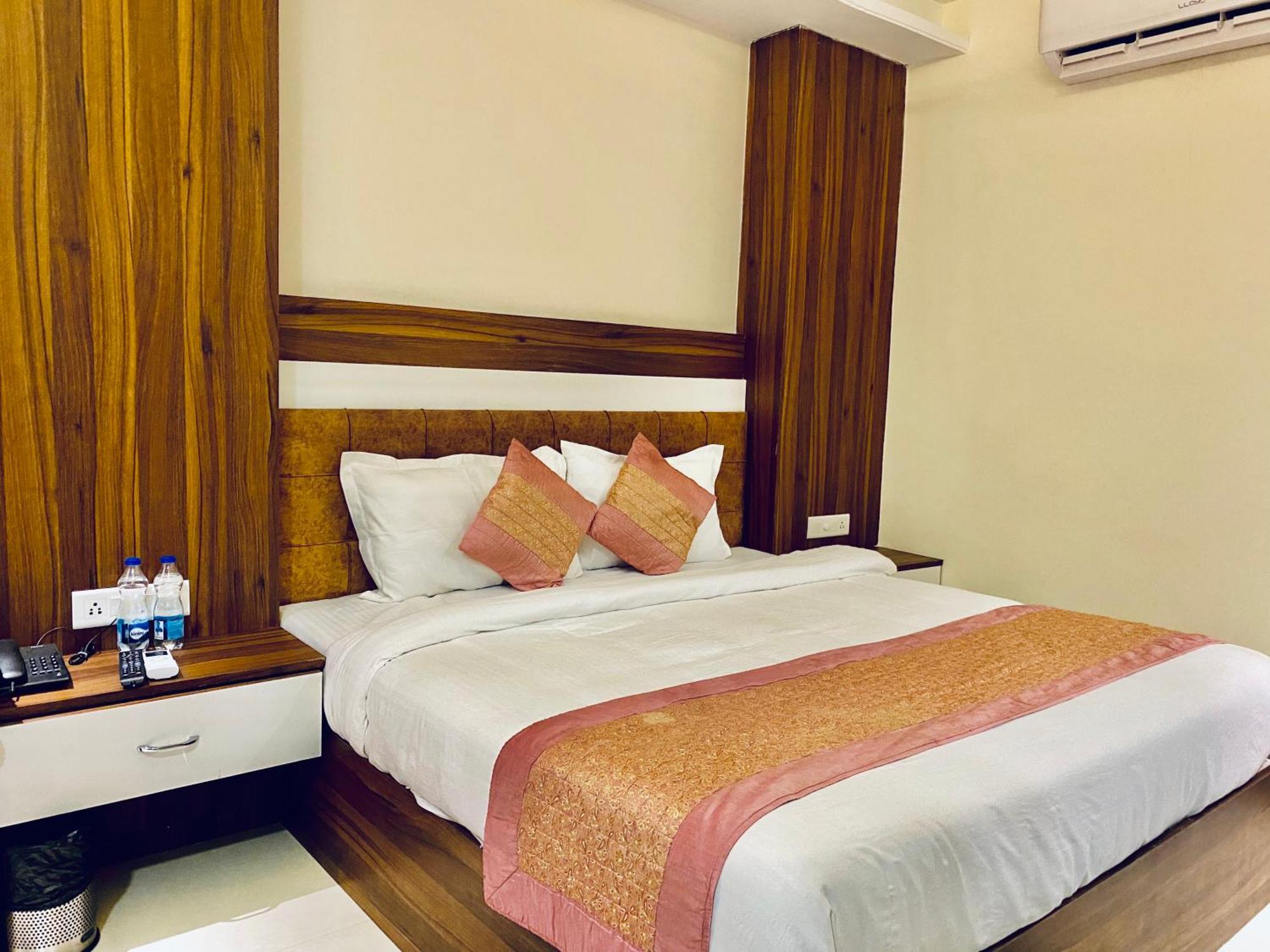 White And Restaurant Sultanwind Gate * Amritsar