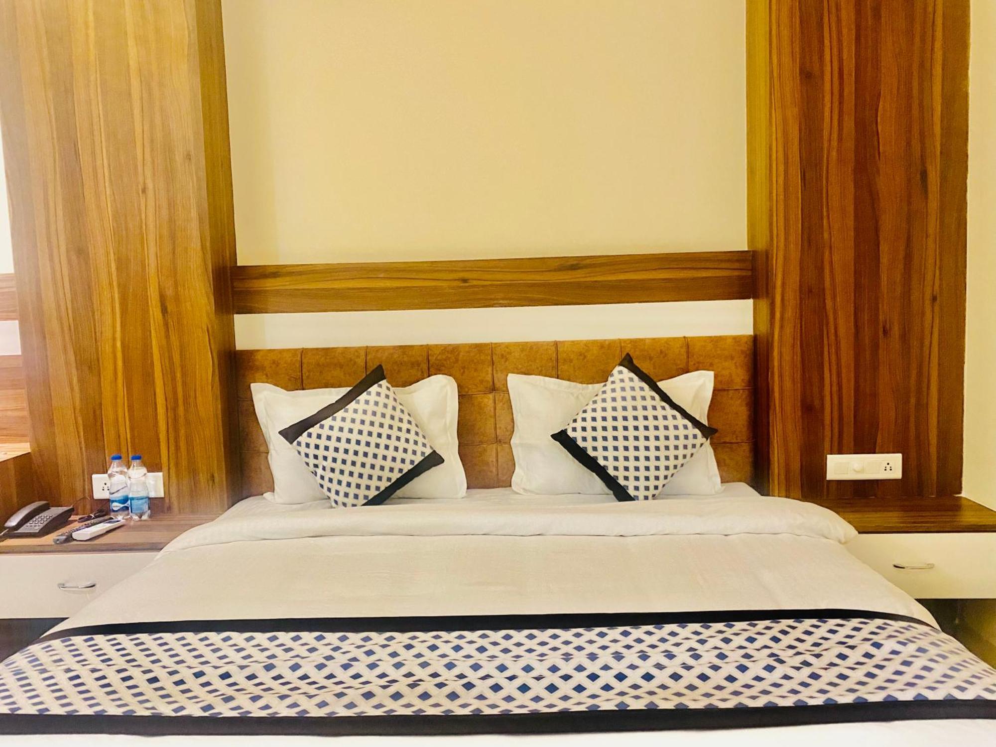 White And Restaurant Sultanwind Gate Hotel